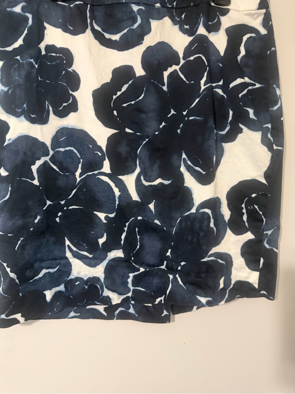 J Crew Stretch White and Navy Floral Pencil Skirt size 14 - Picture 3 of 10